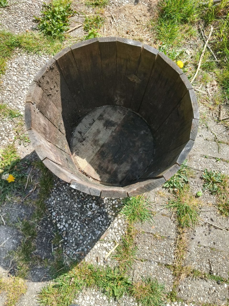 Halve houten wijnton, mooi als plantenbak