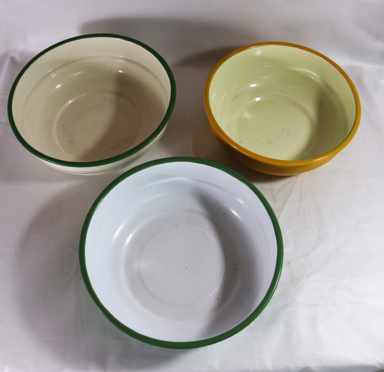 3 grote Emaille schalen