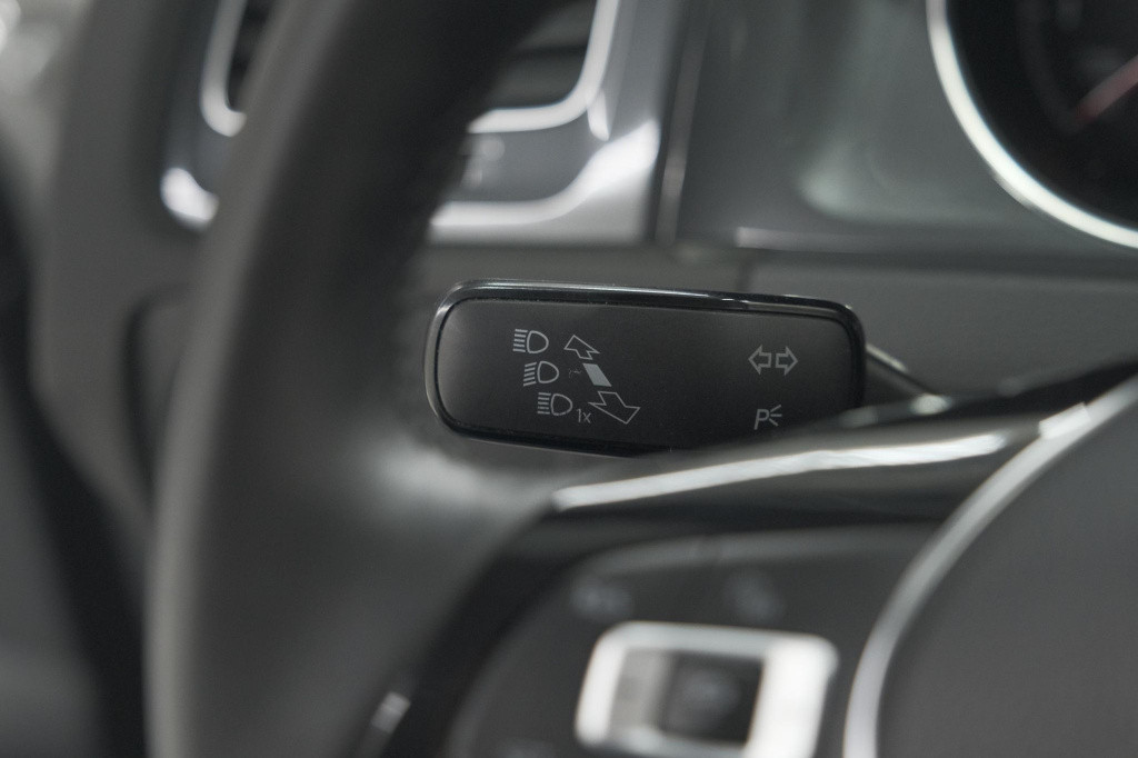 Volkswagen Golf 1.0 tsi 110pk highline | adaptieve cruise control | apple c