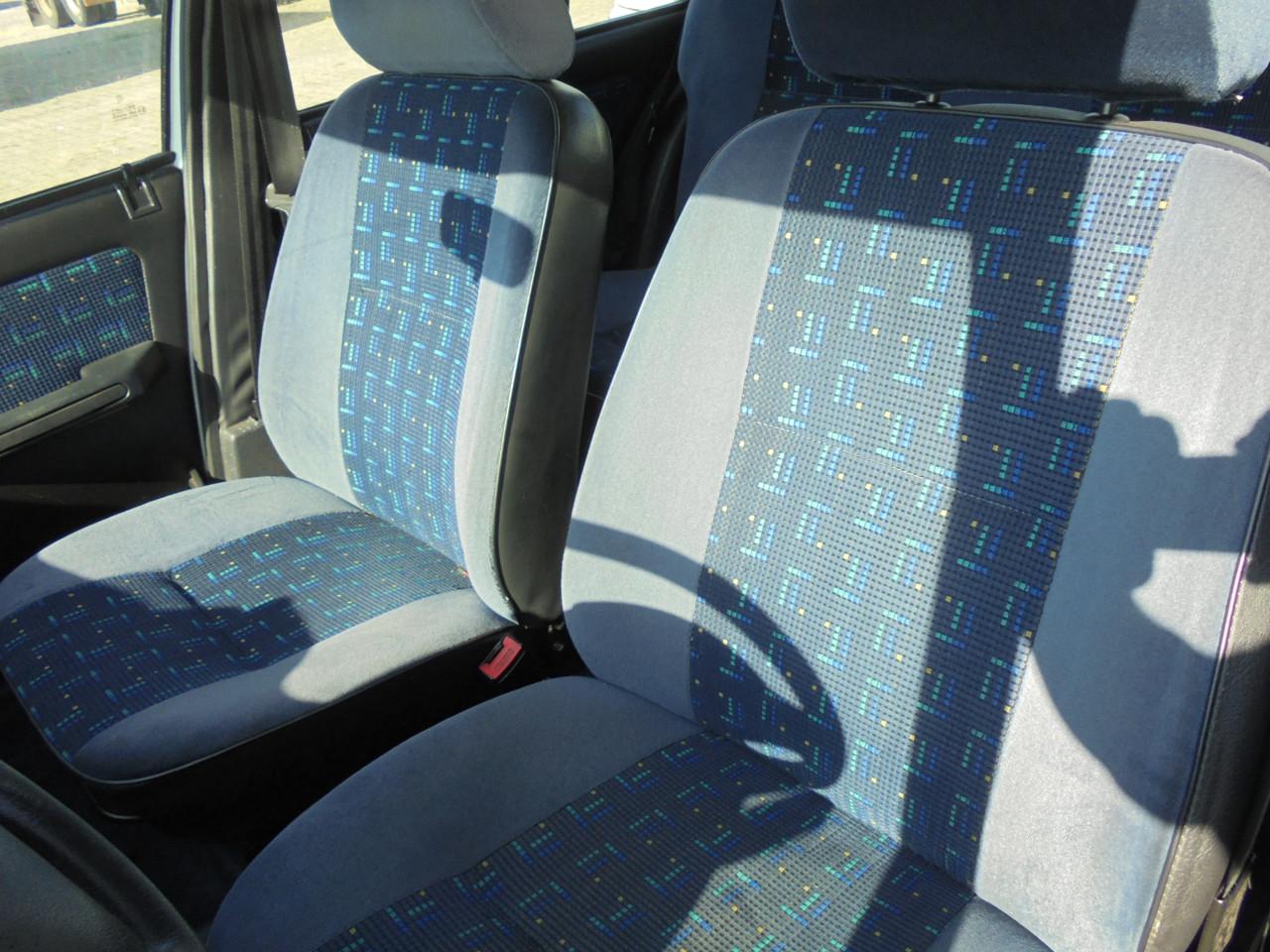 Peugeot 205 met een net interieur en kan gestart worden rijbare schade