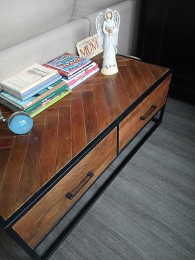 Mangohouten salontafel met twee laden, aan 2 kanten te openen.