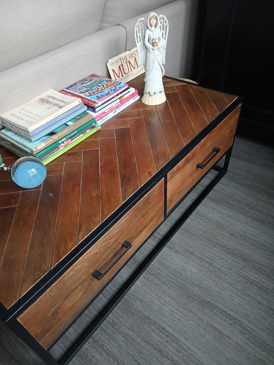 Mangohouten salontafel met twee laden, aan 2 kanten te openen.