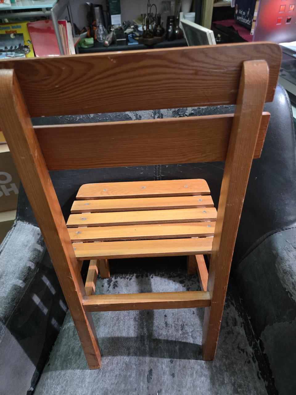 Vintage houten kinderstoeltje 23.5x25.5xH50 cm Zithoogte 25.5 cm