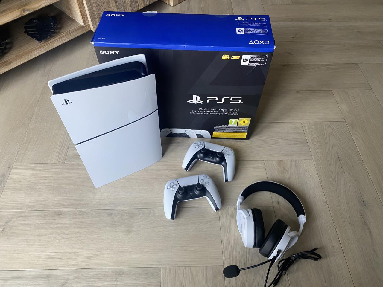Ps5 slim digital 1 tb + 2 controllers en headset