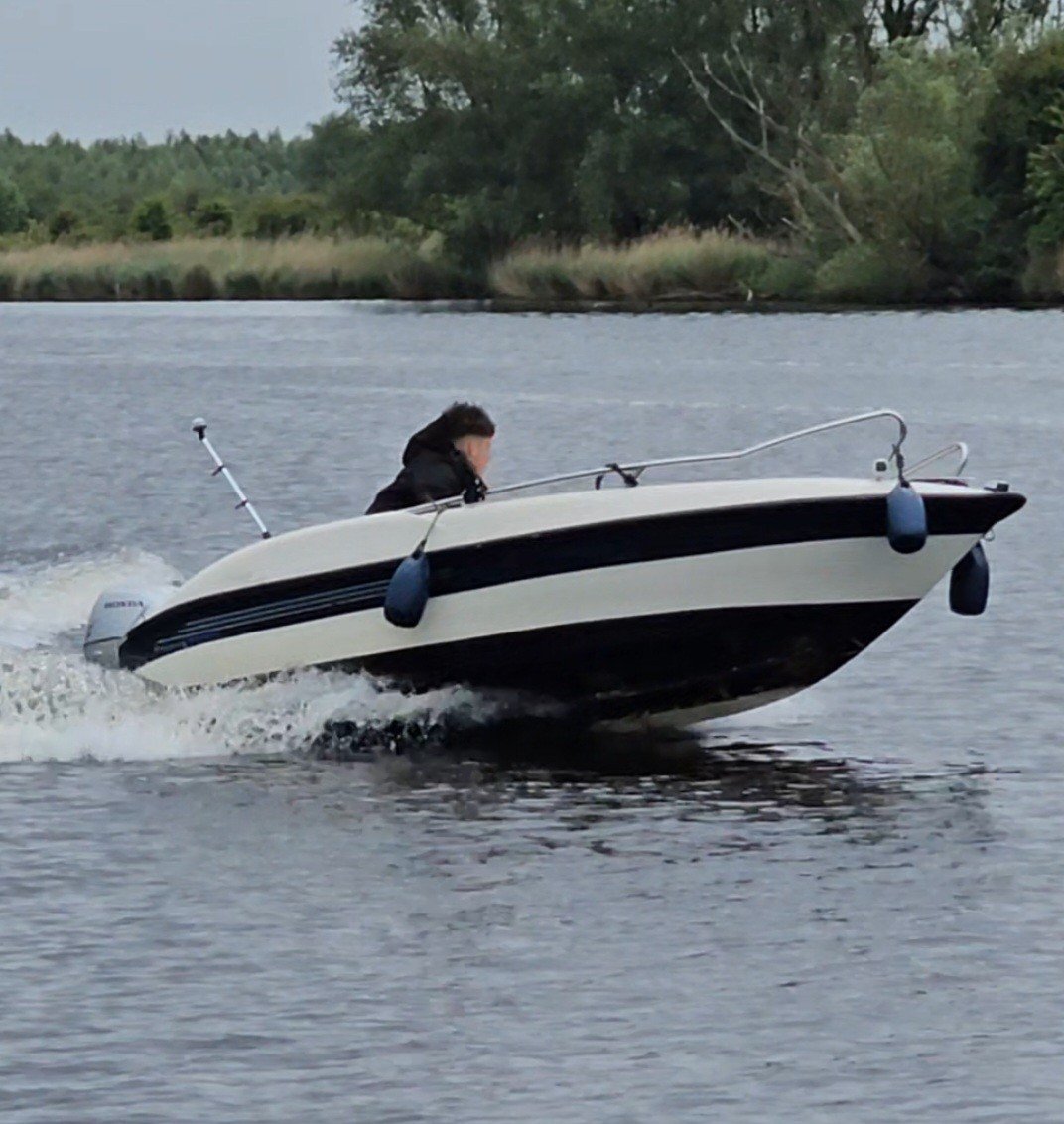 Mooie consoleboot met 20 pk 4t bbm en trailer.