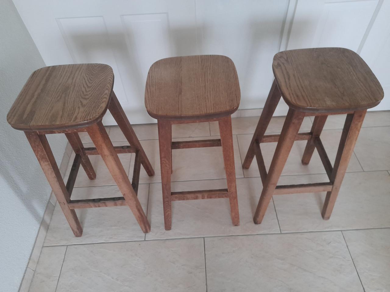 3 Barkrukken (doorleefd hout ) in goede staat !