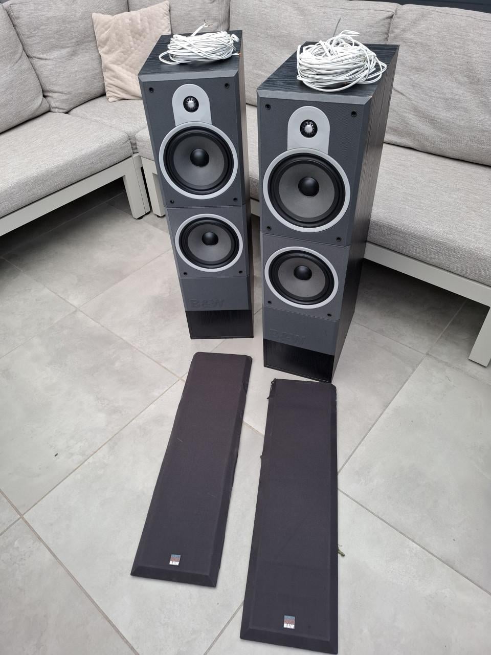 Te koop: een paar B&W DM 580 vloerstaande luidsprekers in zeer goede staat.