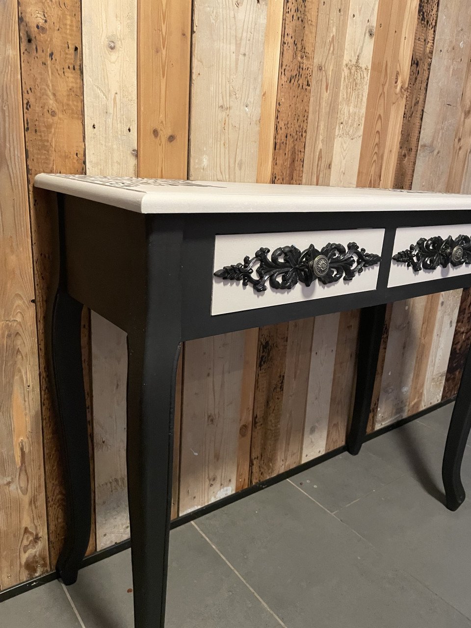 Unieke, handgeschilderde Sidetable.