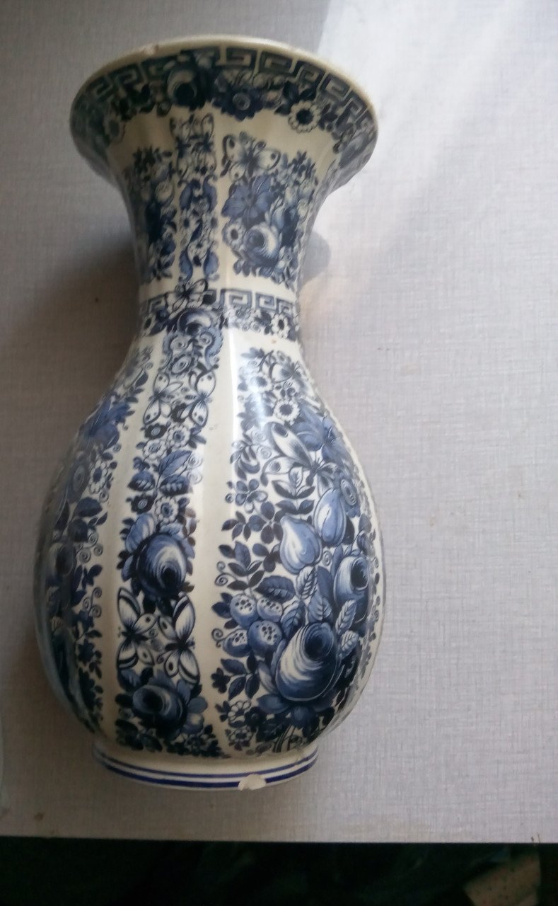Grote oude vaas. Ceramiche artistiche. Made in italy