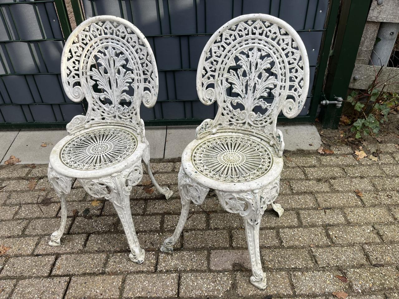 Bistrostoeltjes van gietijzer