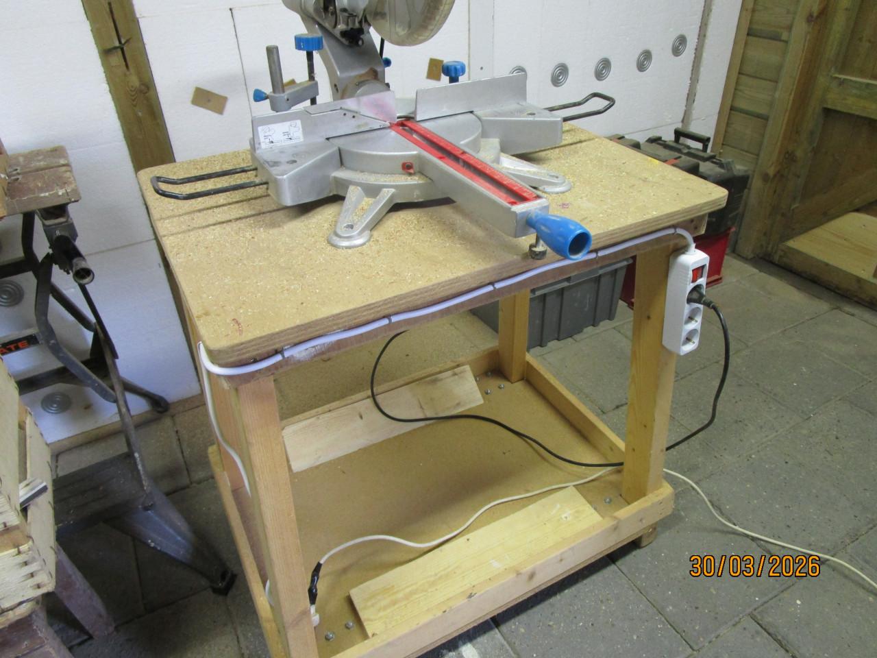 Afkortzaag op zaagtafel