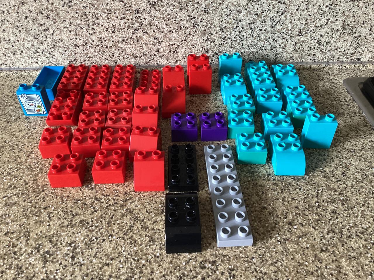 Heel veel Lego Duplo in vele kleuren en maten van blokjes. Poppetjes. Auto