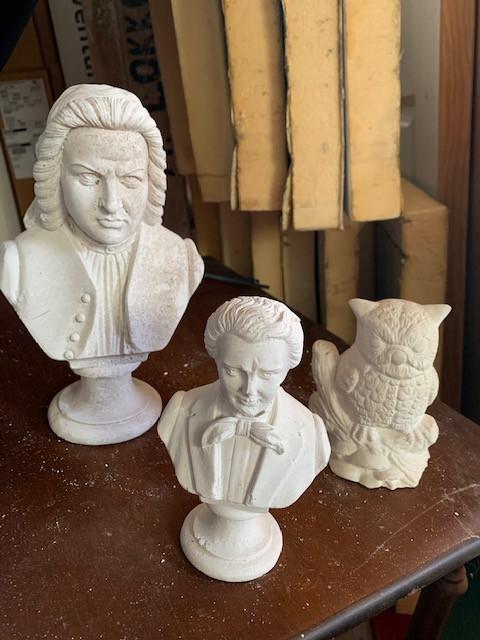 Diverse gipsornamenten en andere gips materiaal