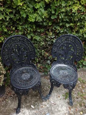 Antieke gietijzeren tuinstoelen