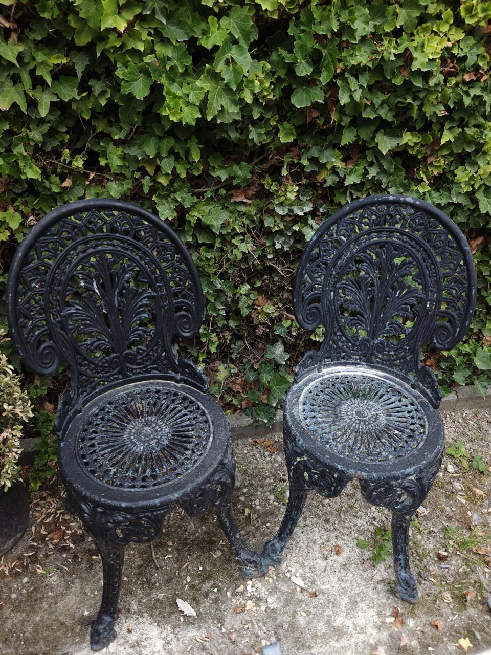 Antieke gietijzeren tuinstoelen