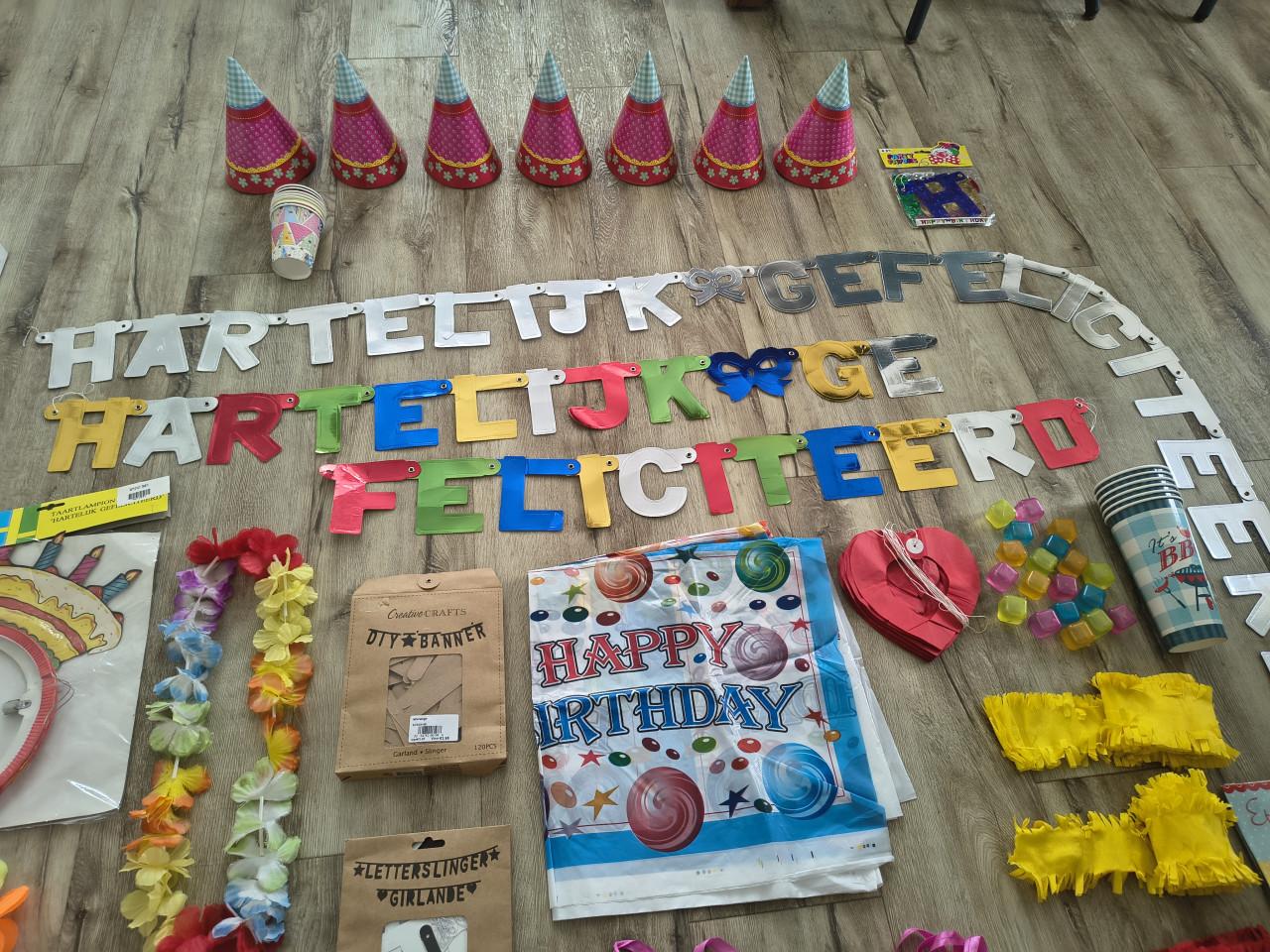 Enorme partij verjaardagsversiering, feest slingers, bekers.