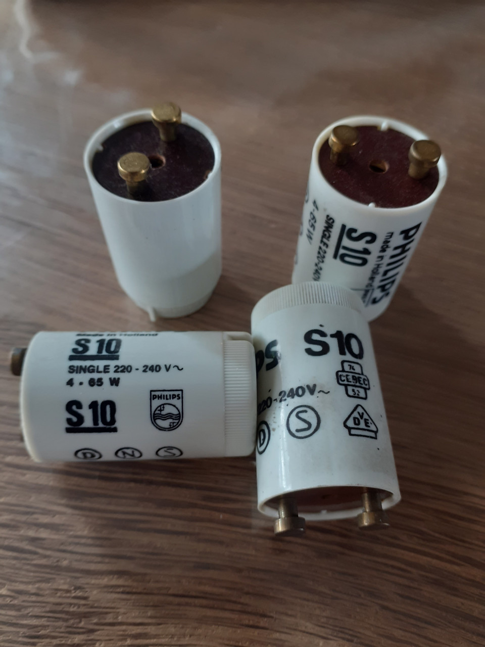 Te koop:   4 tl lampen TL 40 W / 33 plus 4 x starter S10