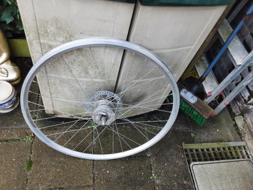 28 inch voorwiel, naafdynamo, schijfrem