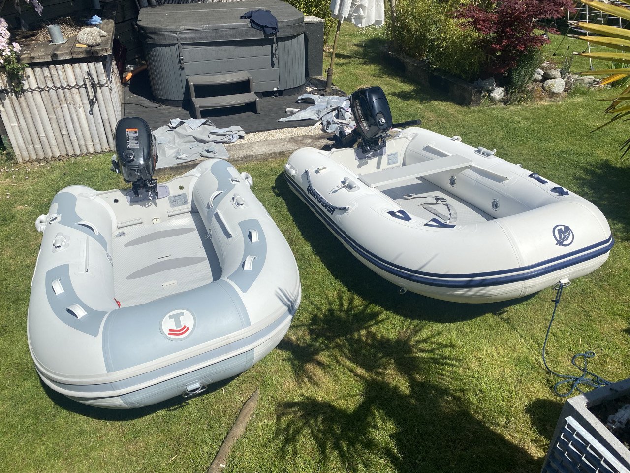 2 rubberboten met motoren, nieuwstaat!