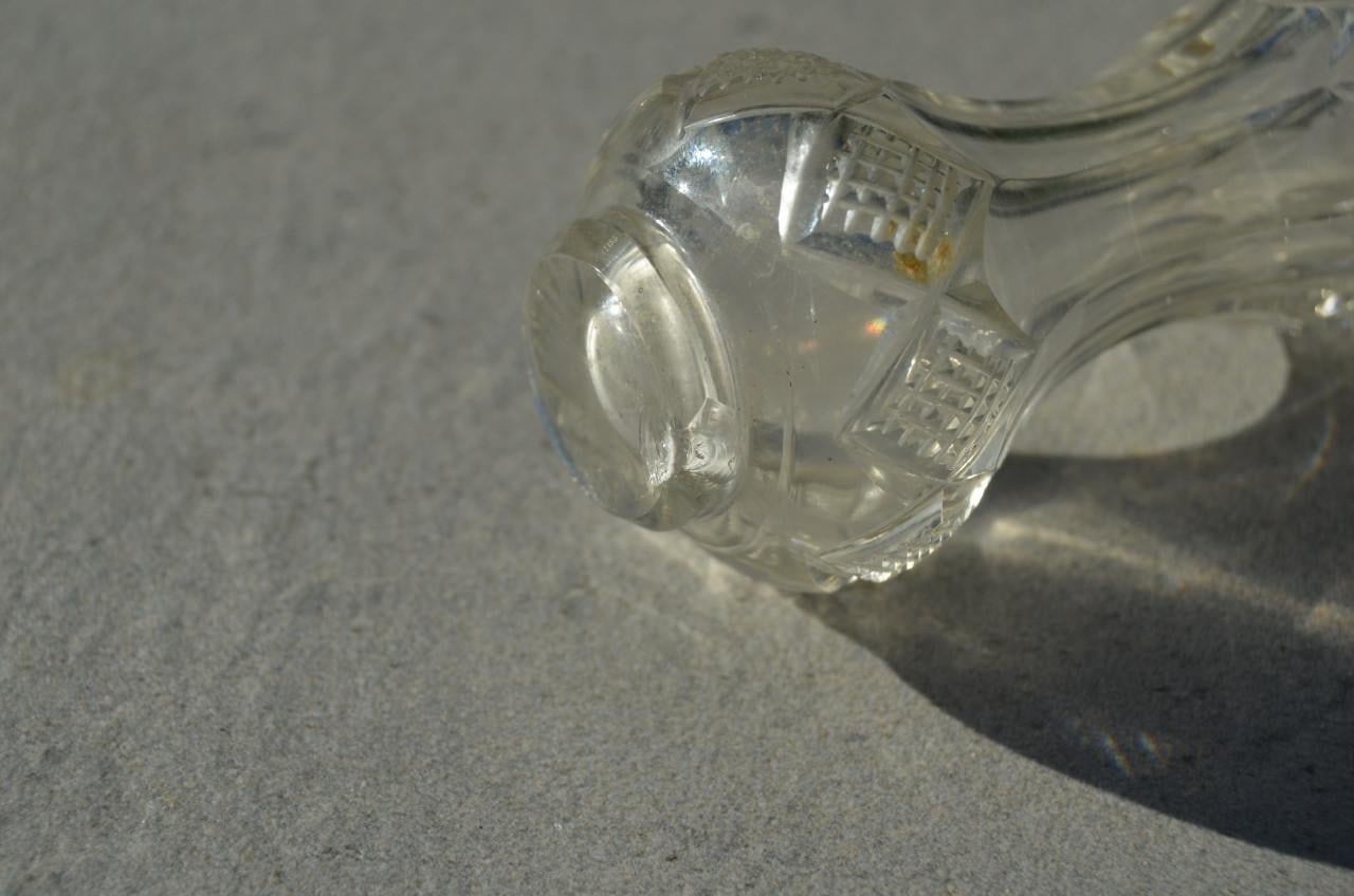 Fraai parfumflesje / odeurflacon zilveren dop