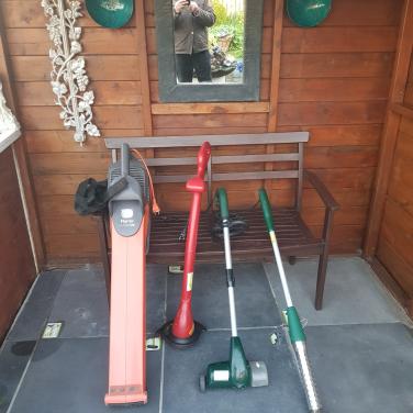 4 - Tuinmachines € 40, -