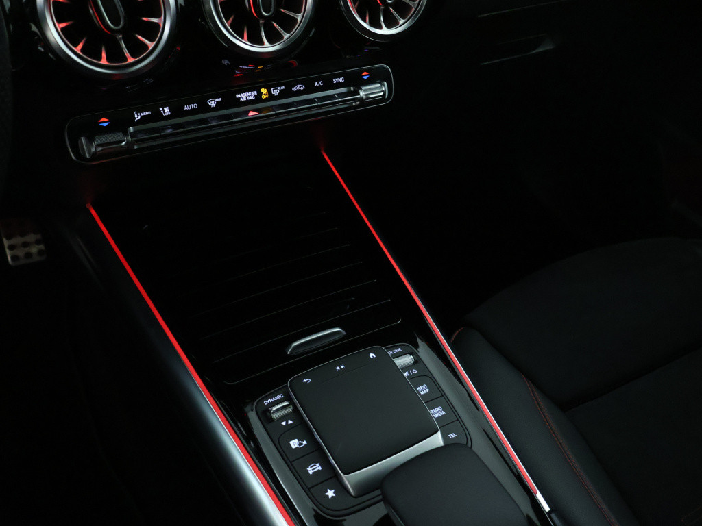 Mercedes-Benz Gla-klasse 180 business solution amg | sfeerverlichting | pan