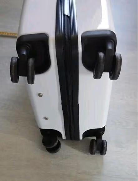 Witte koffer met wieltjes nieuw. Reiskoffer