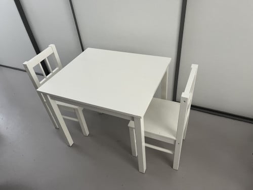 Kindertafeltje met 2 stoeltjes