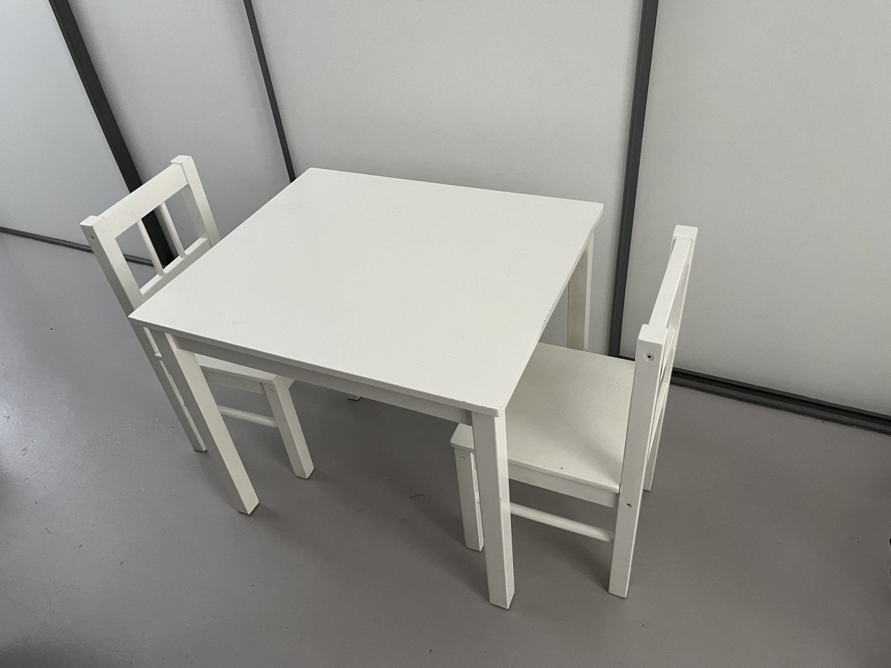 Kindertafeltje met 2 stoeltjes
