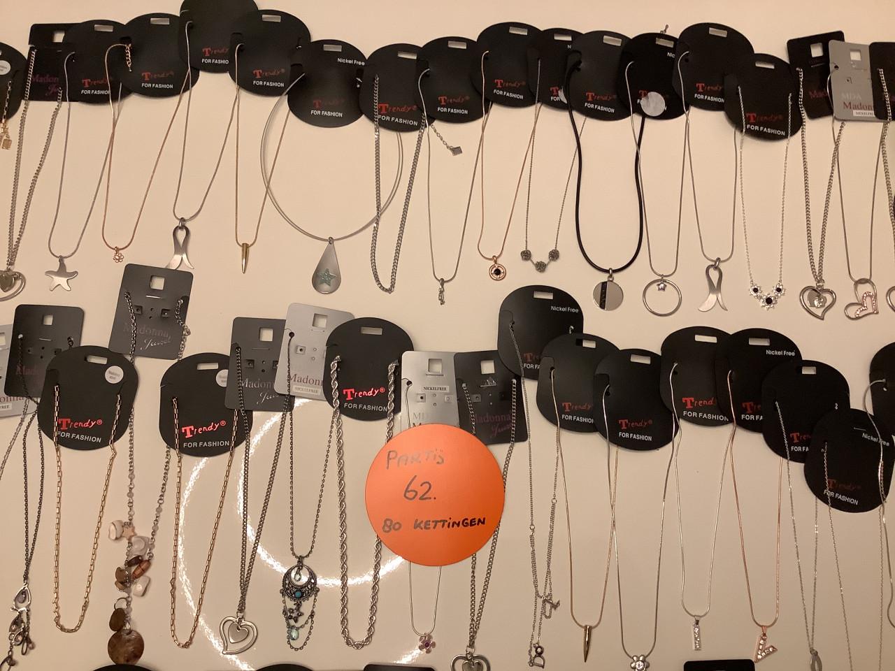 Partij mooie kettingen. ( partij 62)