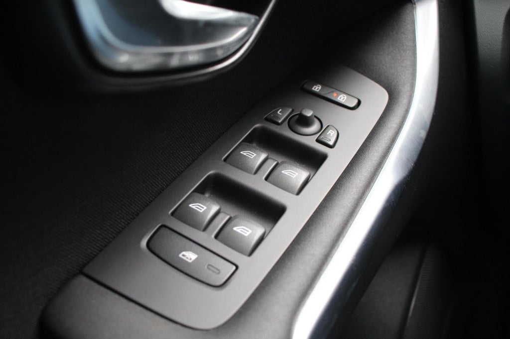 Volvo V40 1.6 t2 you! - xenon - cruise - pdc - high perf audio - dealer oh!