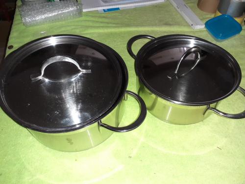 Mokken, borden , sla wasser, schemerlamp, bestek , 2 pannen voor inductie