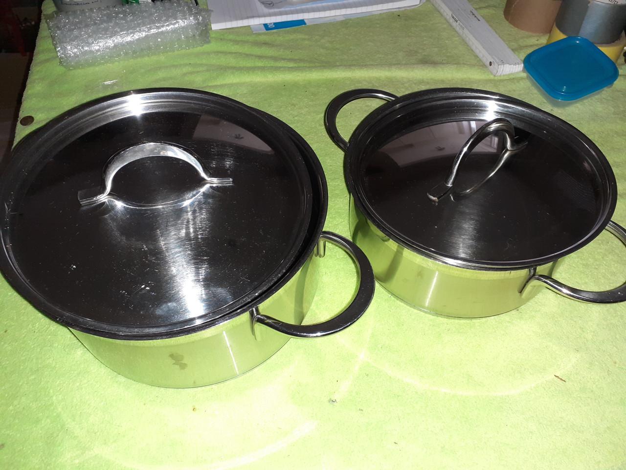 Mokken, borden , sla wasser, schemerlamp, bestek , 2 pannen voor inductie