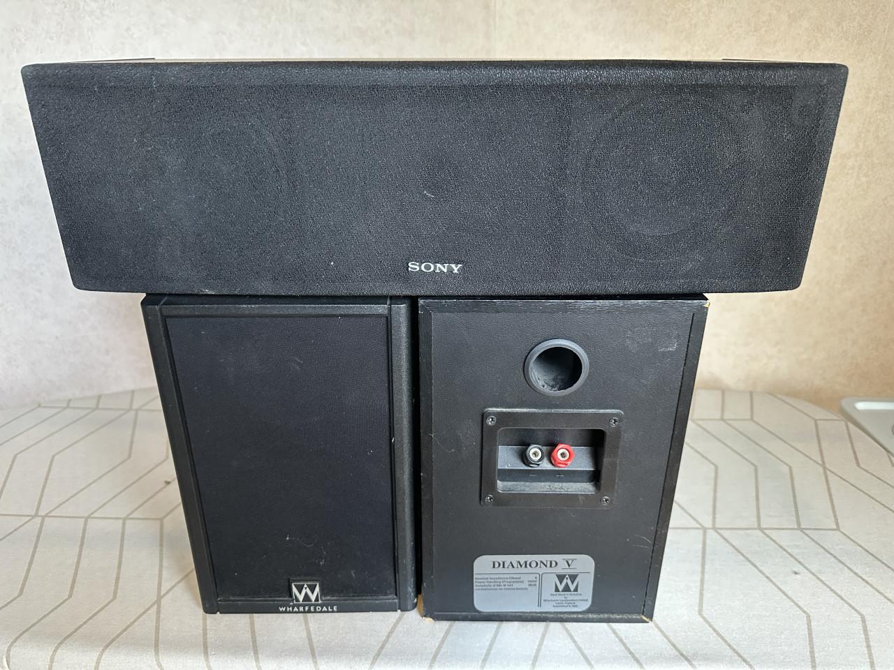 2 WHARFEDALE SPEAKERS (100 WATT)  EN SONY CENTERSPEAKER (150 WATT)