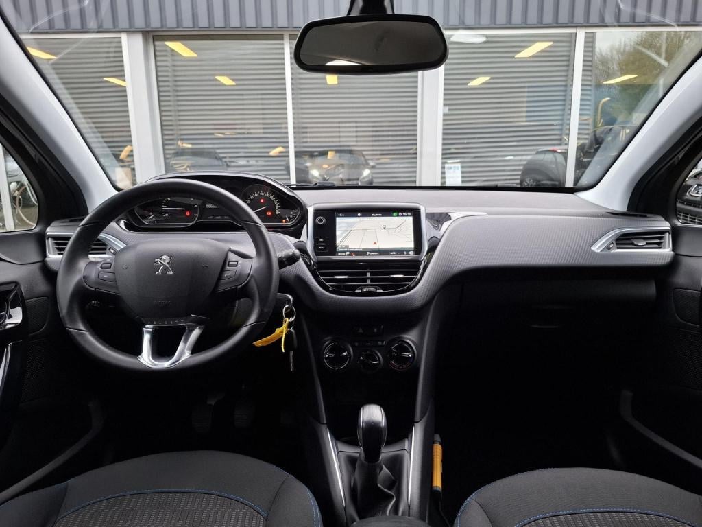 Peugeot 208 1.2 signature nav/airco/lmv/park