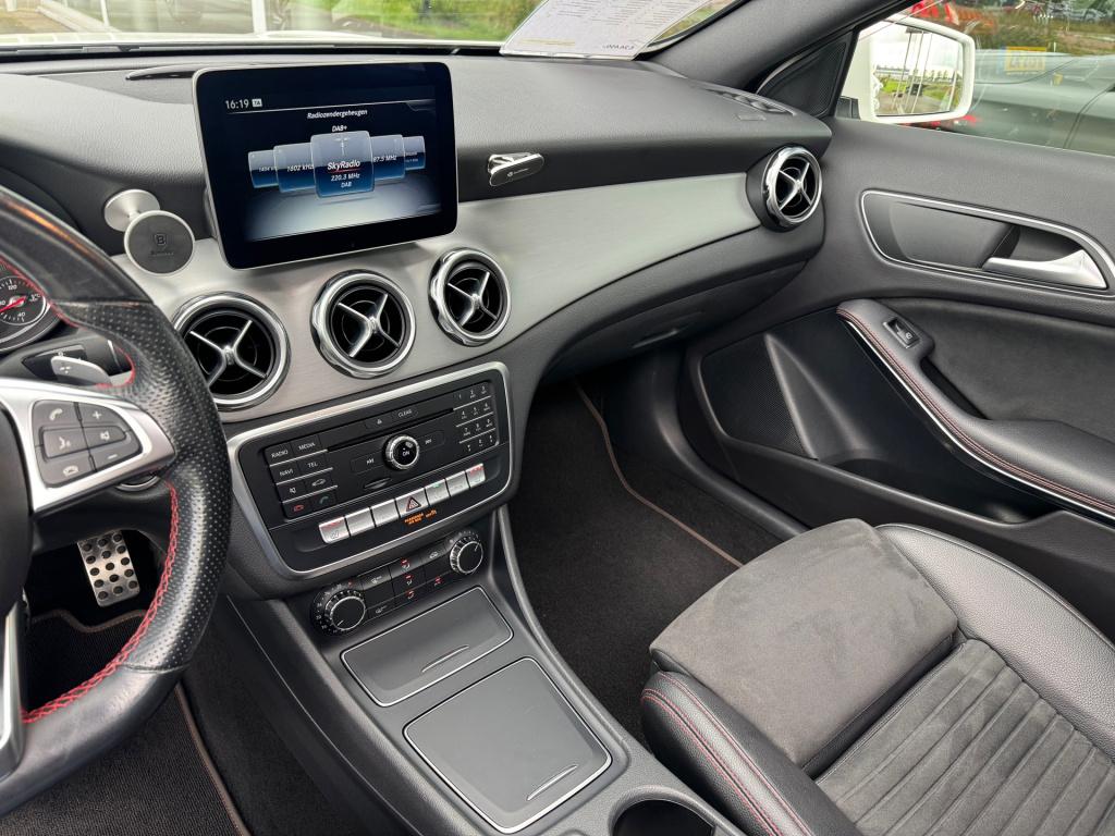 Mercedes-Benz Gla-klasse 200 amg line automaat , panoramaschuifdak , trekha