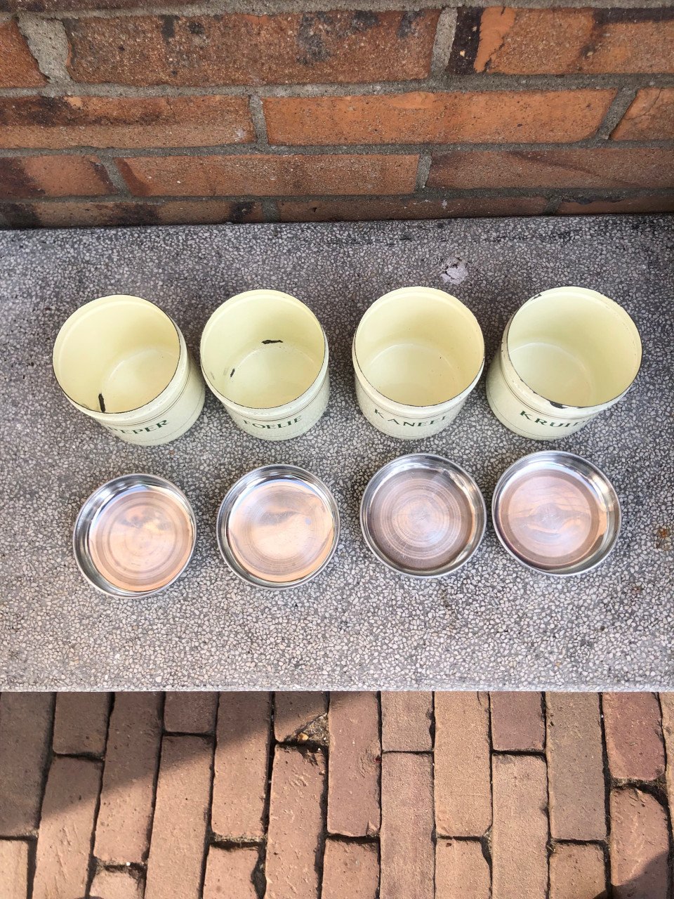 4 kruidenpotjes.