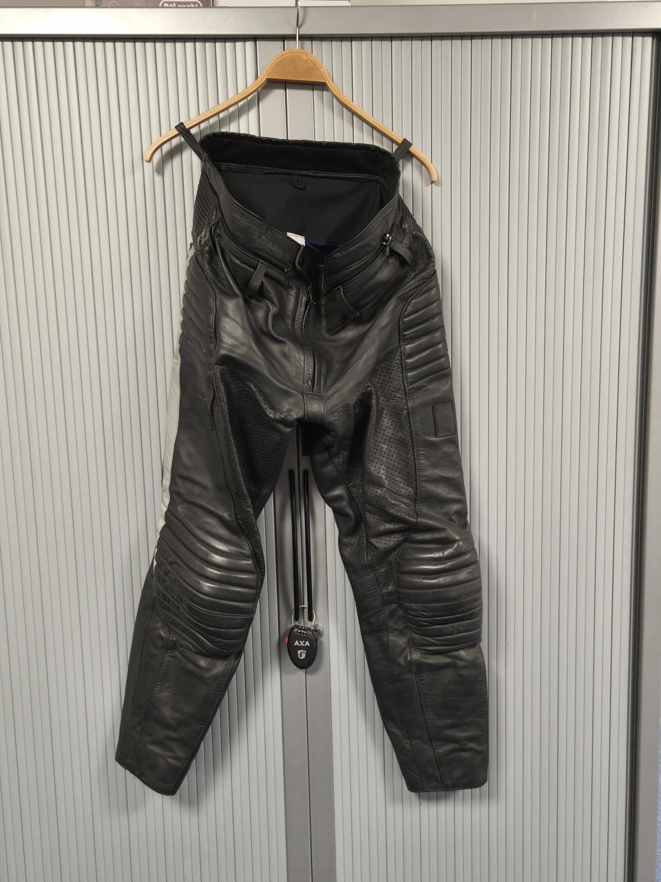 Te koop Klpd leren motorbroek.