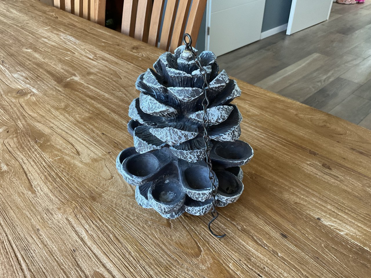 Stenen design vogelvoeder dennenappel