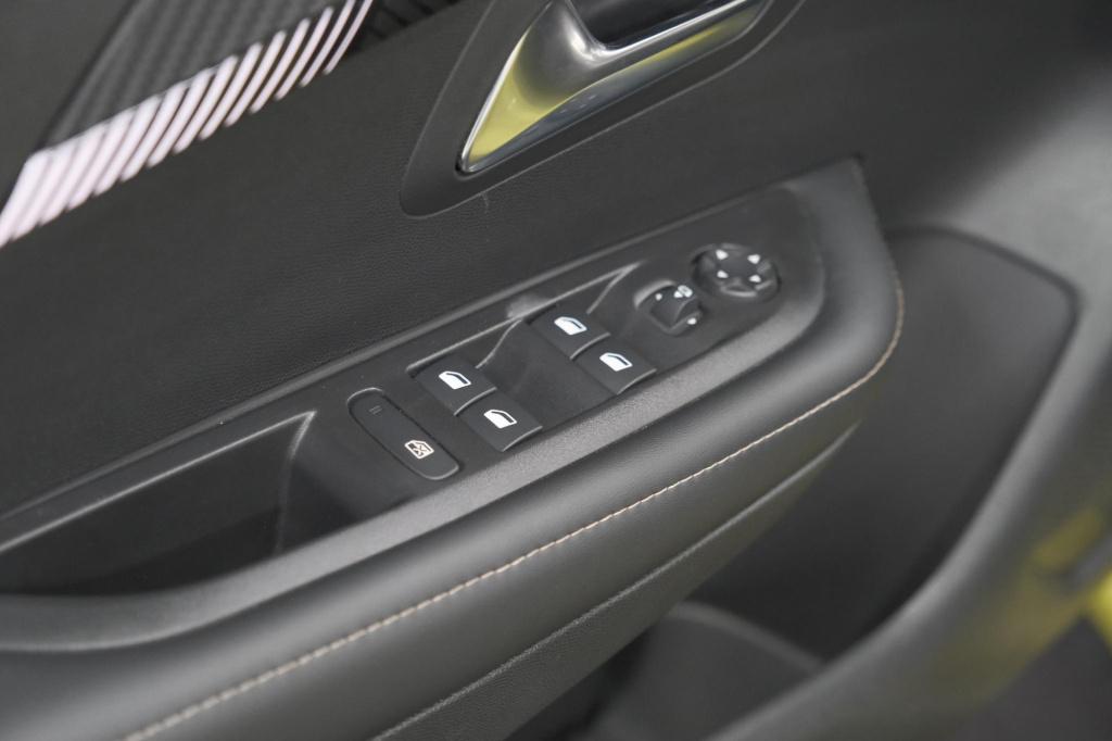 Peugeot 208 1.2 hybrid 100 e-dcs6 allure | apple carplay | parkeersensoren 