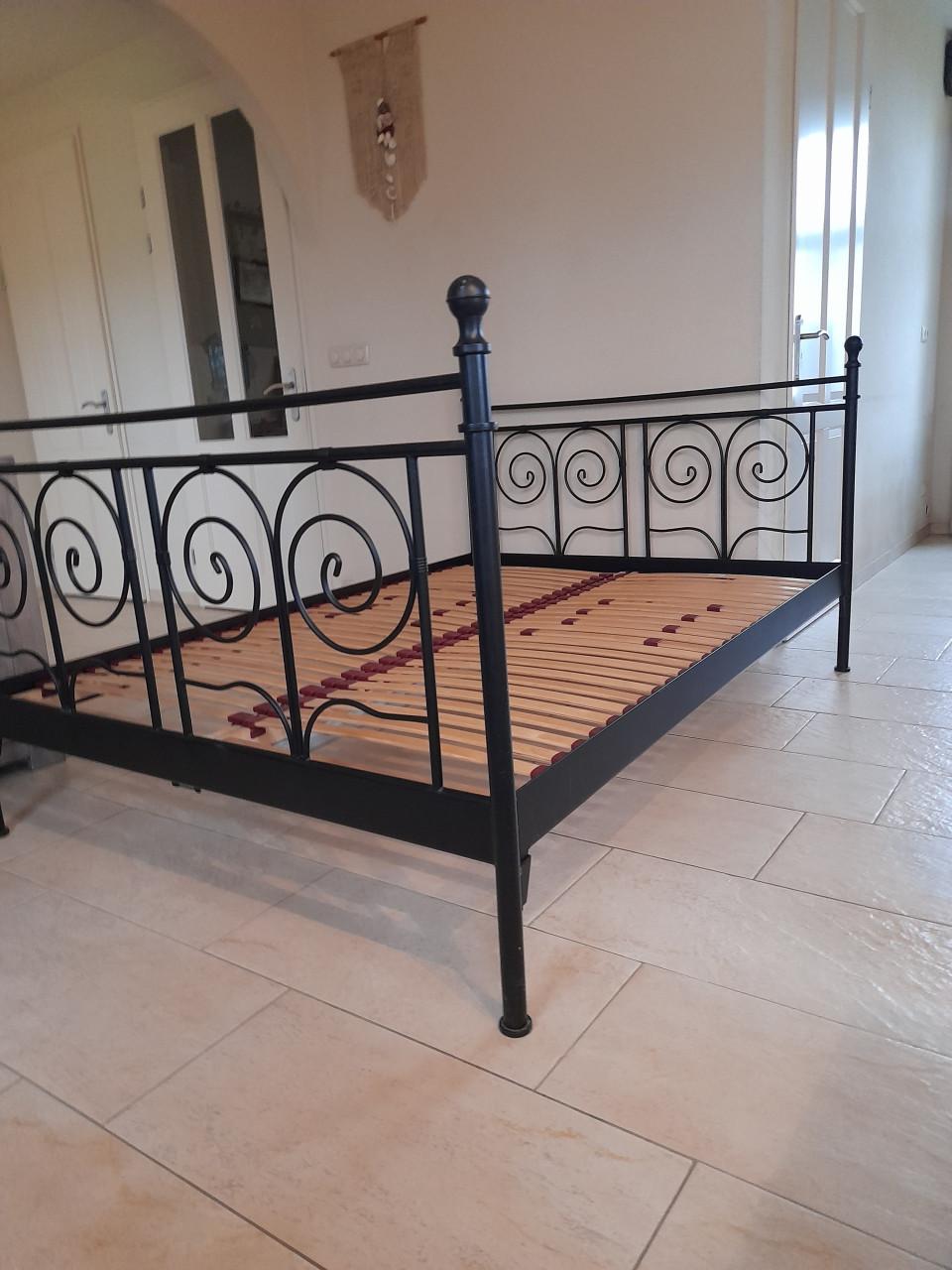 Zwart Metalen bed 140 x 200 (in goede nette staat )