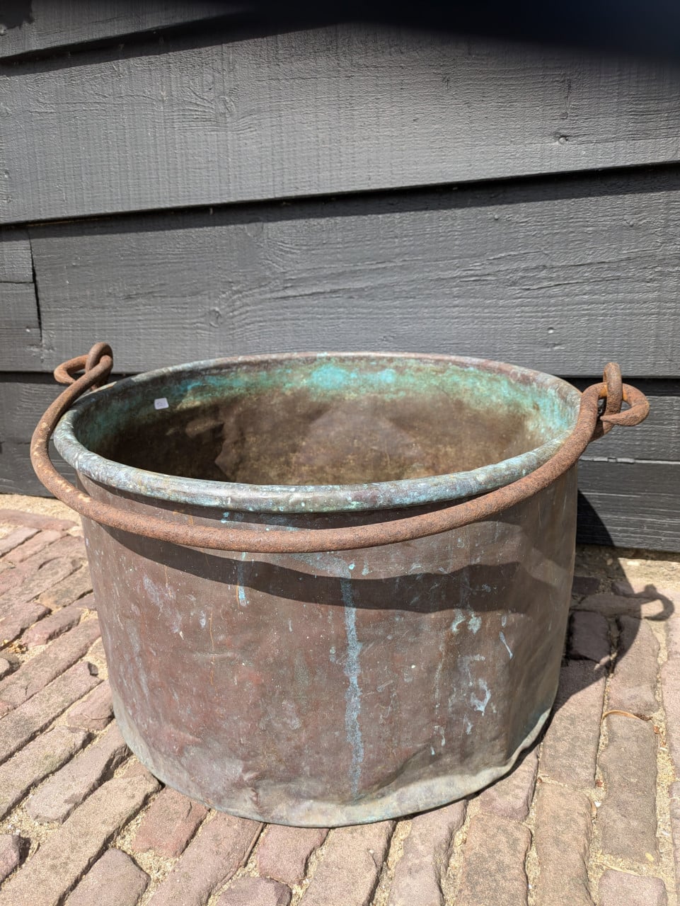 Heel veel grote bloempotten