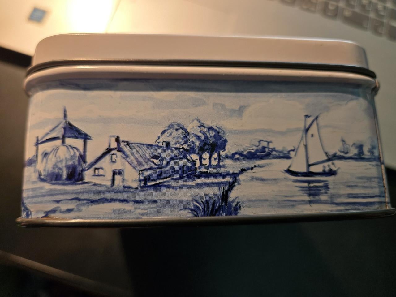 Vintage koektrommel Patria, blauw-witte Delftse molens Hollands tafereel.