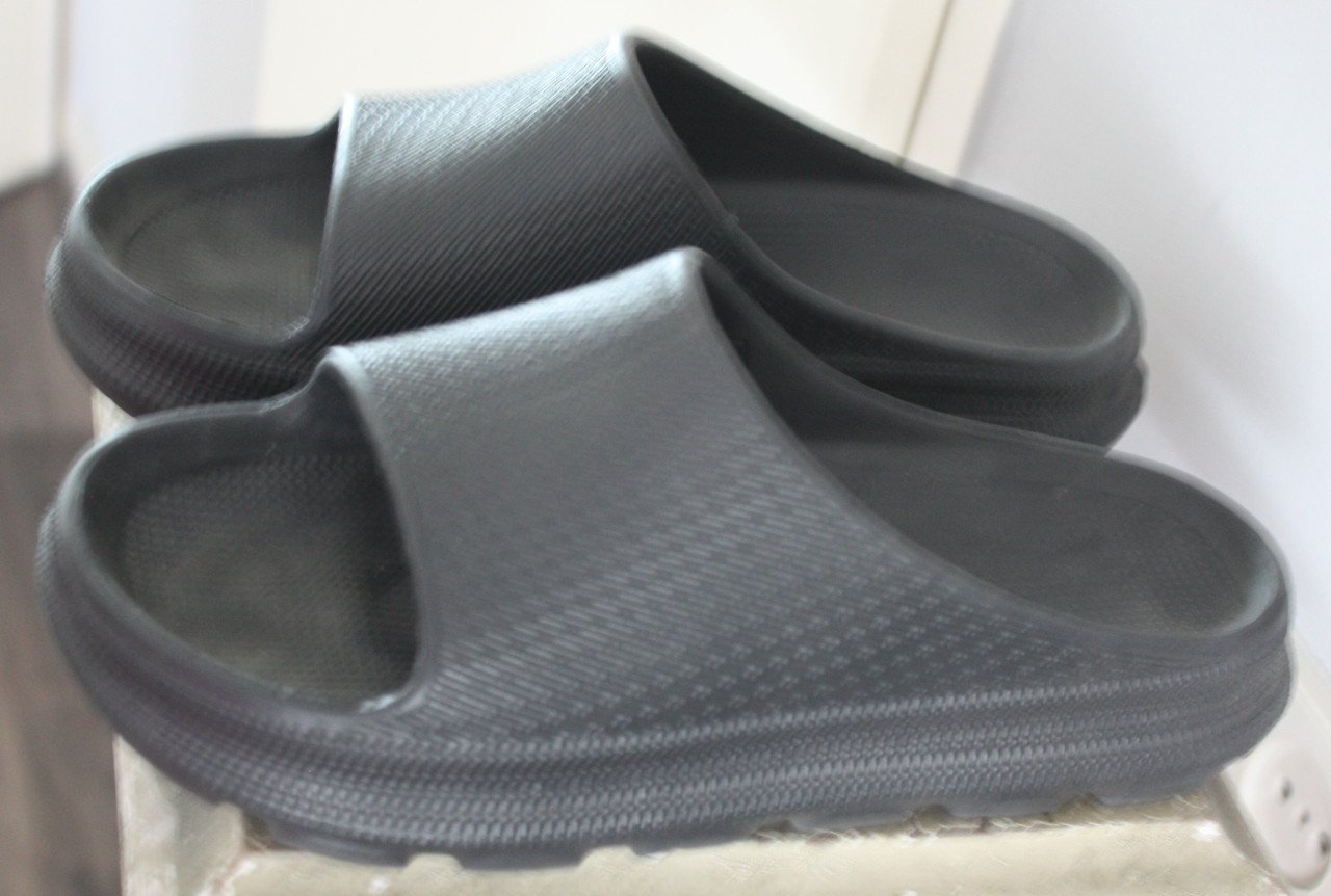 Nieuwe zwarte slippers  maat 39
