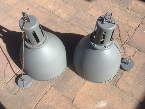2 grote metalen lampen