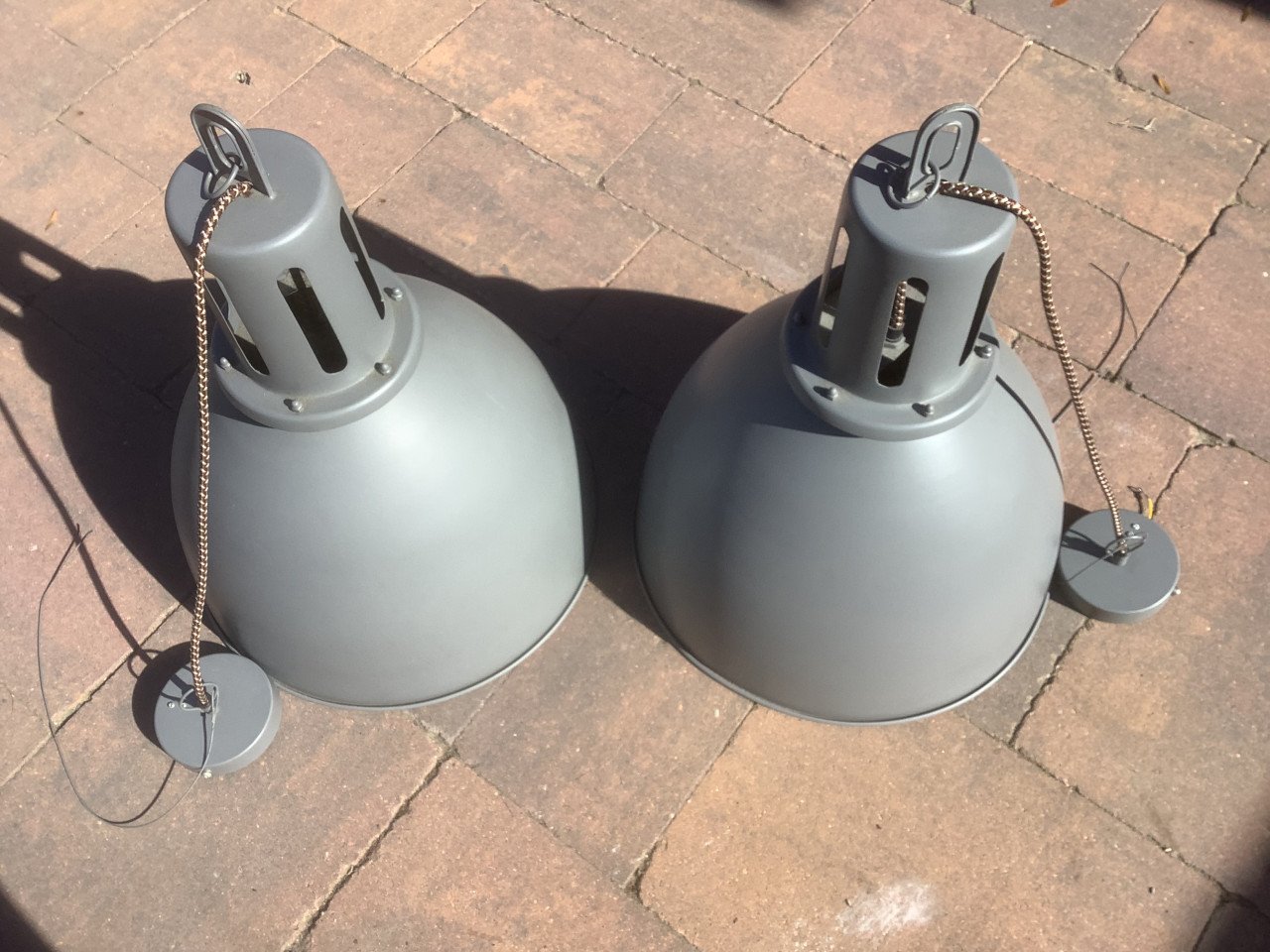 2 grote metalen lampen