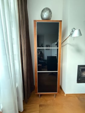 Bert Plantagie hoge wandkast walnotenhout/zwartglas