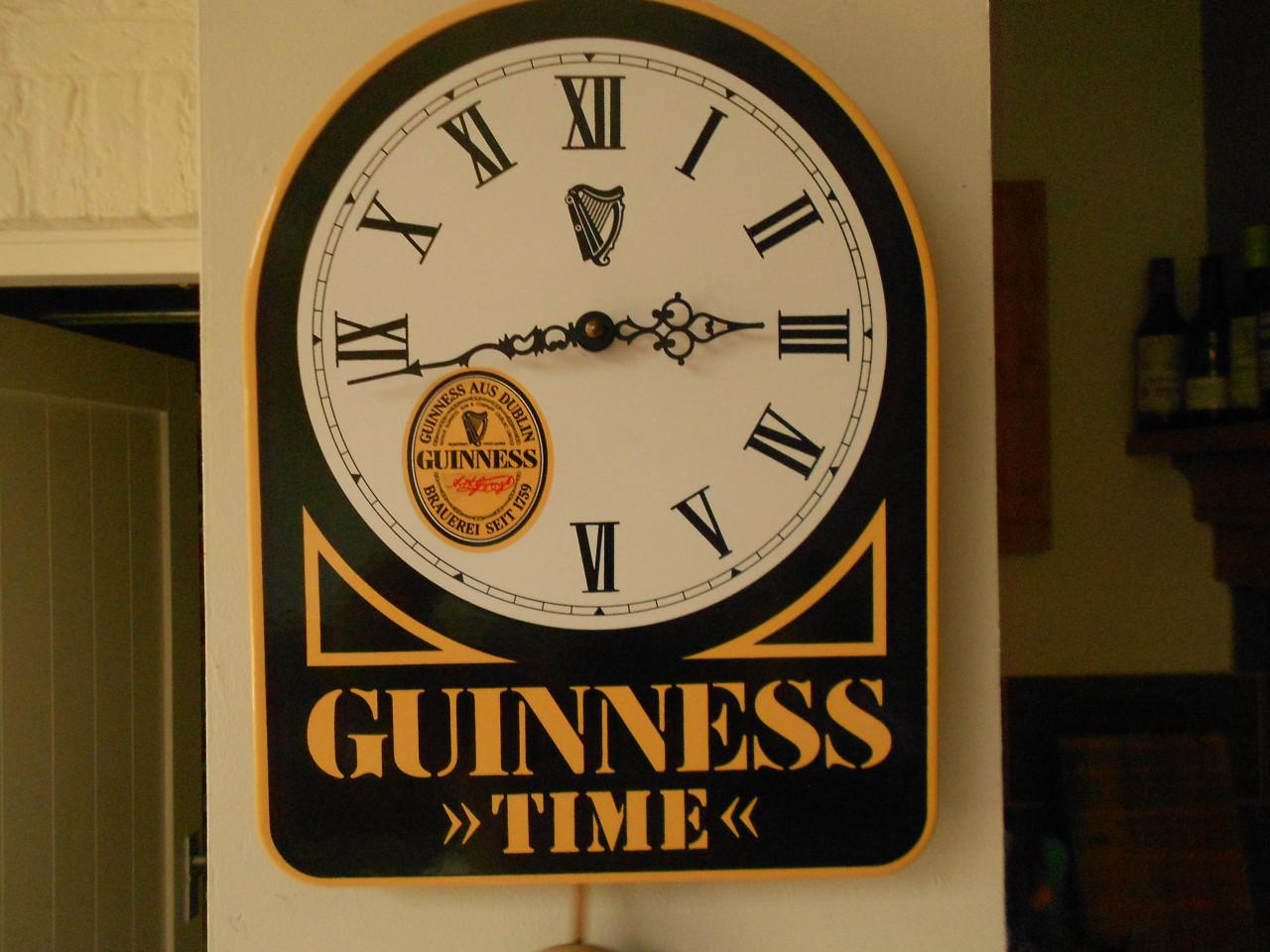 Vintage emaille reclamebord klok Guinness bier