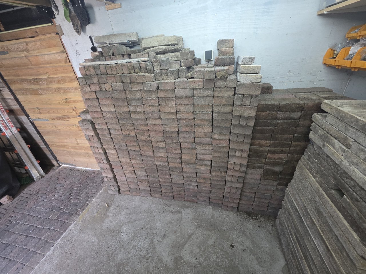 Gratis op te halen koppelstone 13,5x13,5 en 13x5  klinkers