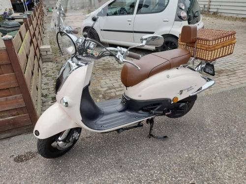 Scooter 2 stuks in goede staat bouwjaar 2011 en 2014 €750